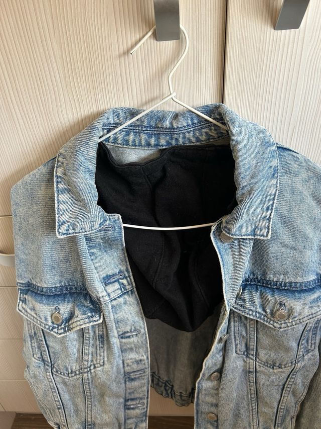 Cazadora vaquera con capucha