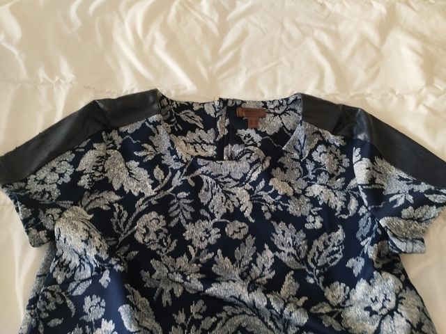 Vestido floral azul marino