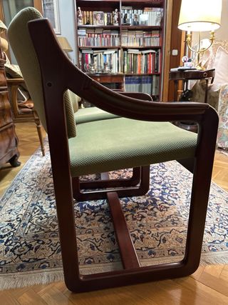 Dos sillones / butacas madera maciza - buen estado