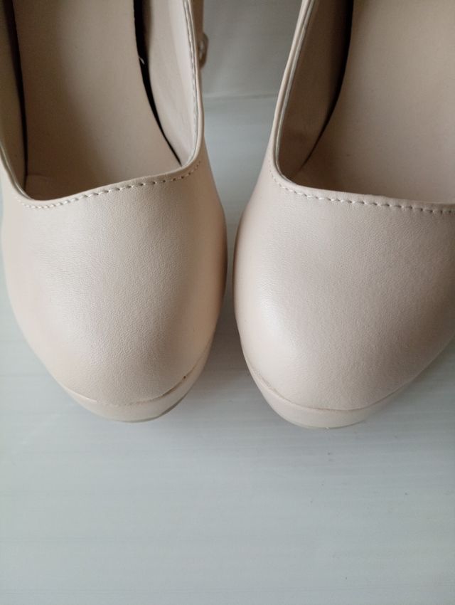 Tacones color beige del 38