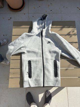 sudadera nike tech gris