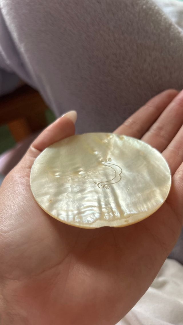 Disco artesanal de nácar grabado a mano