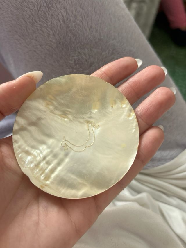 Disco artesanal de nácar grabado a mano