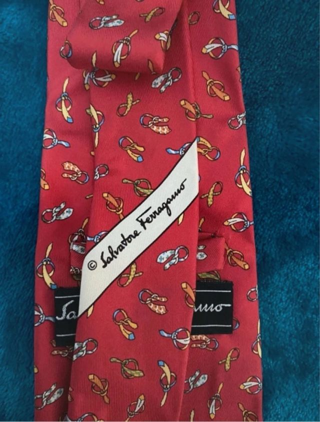 Corbata Salvatore Ferragamo roja