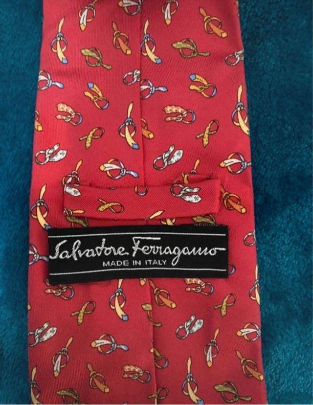 Corbata Salvatore Ferragamo roja