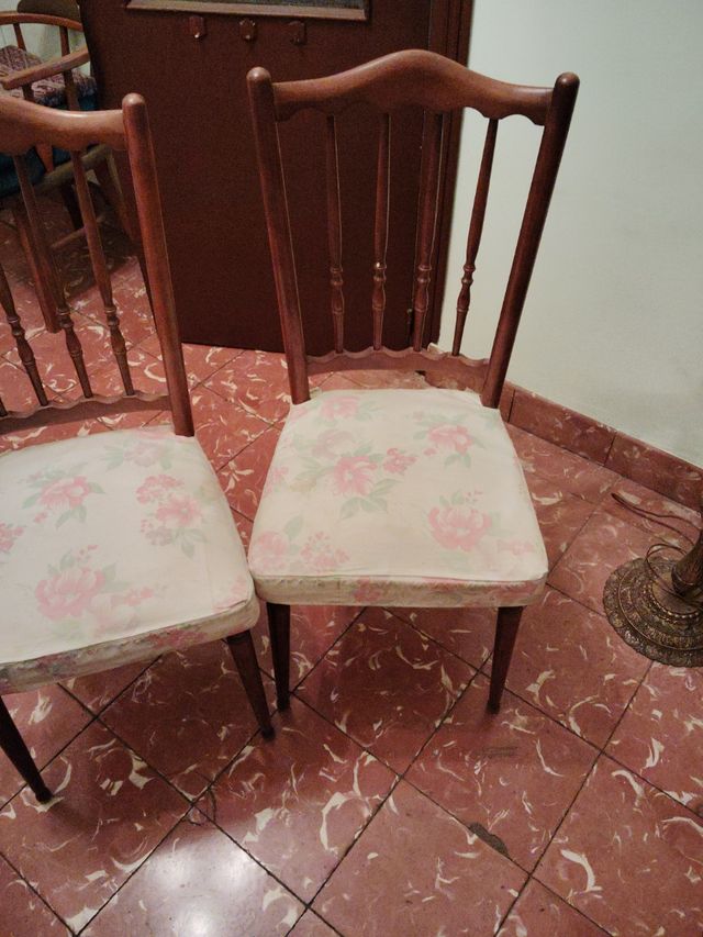 2 Sillas madera. Solo venta presencial.
