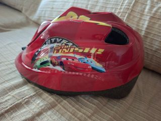 Casco bici niño Cars. Regalo guantes de bici