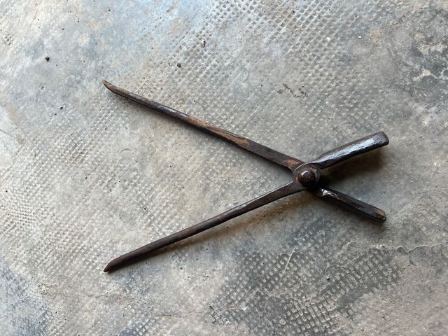 Tenazas antiguas de hierro