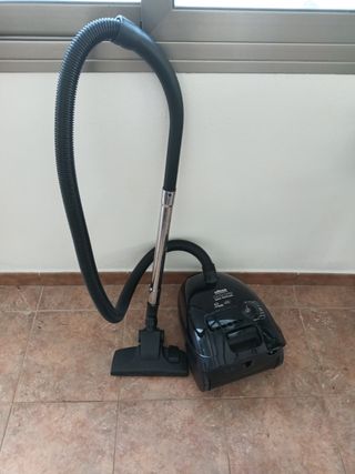 Aspiradora Ufesa Ciceris 2200 sin bolsa
