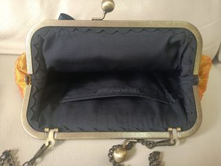 Bolso seda dorado con lazo negro