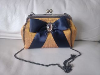 Bolso seda dorado con lazo negro