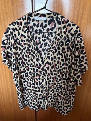 Camisa Bershka animal print talla S