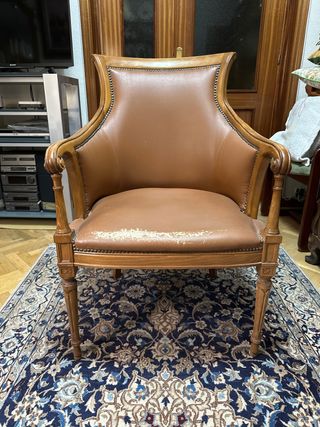 Sillón marrón de madera maciza y piel  - A tapizar