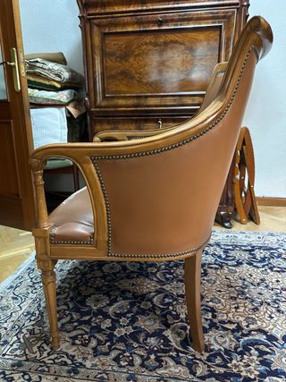 Sillón marrón de madera maciza y piel  - A tapizar