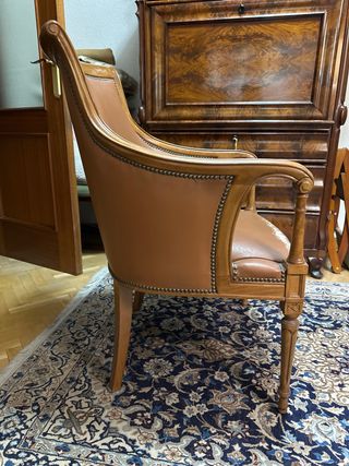 Sillón marrón de madera maciza y piel  - A tapizar