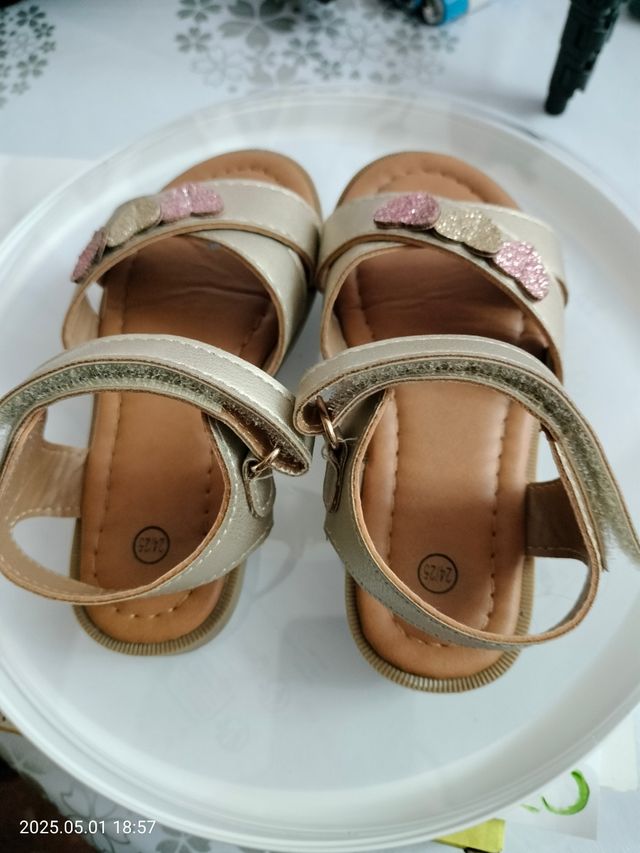 Sandalias niña dorada.