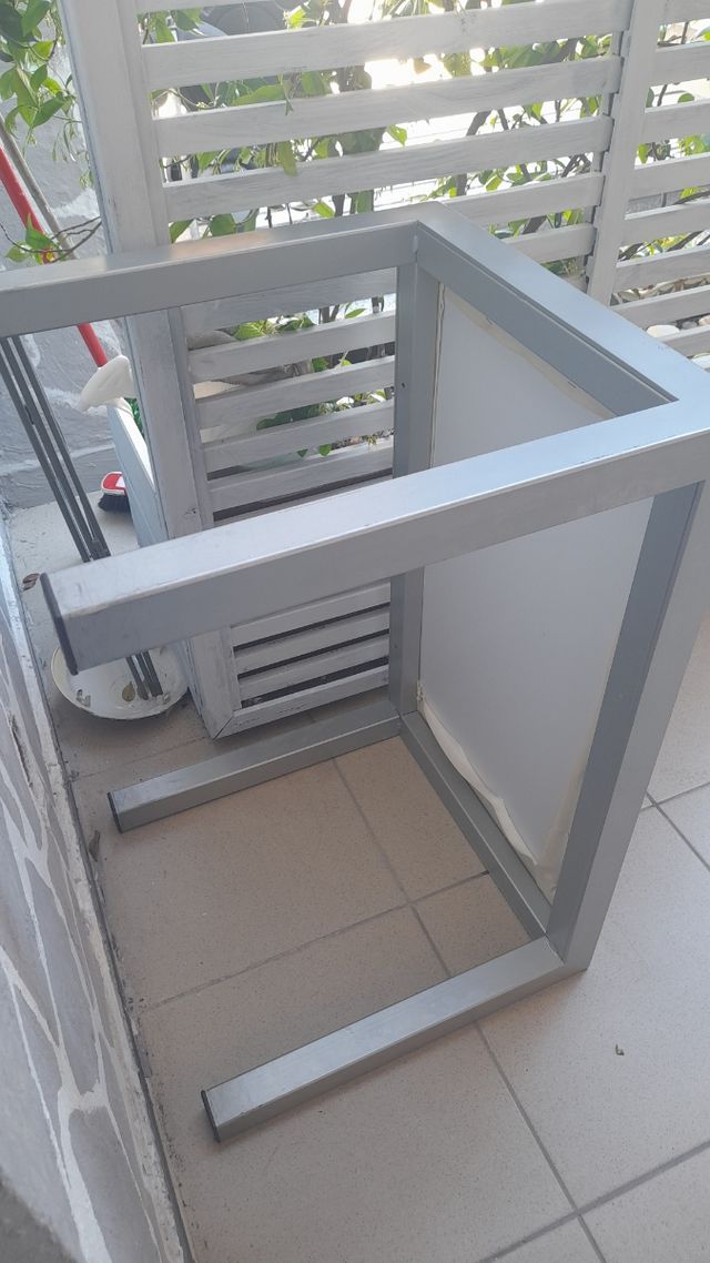 Tavolino metallo grigio chiaro