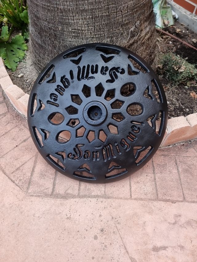 Pie de sombrilla metálico gris. Mucho peso