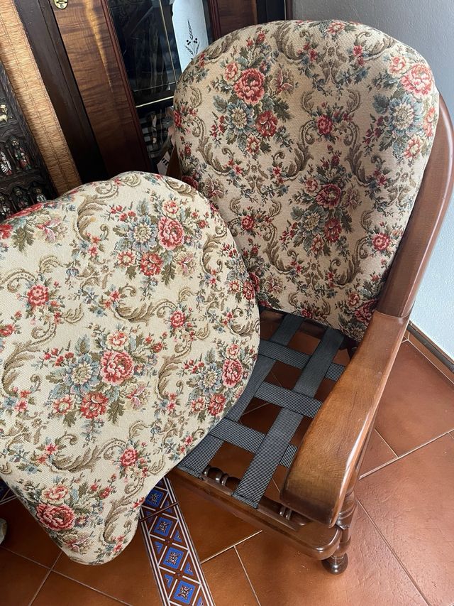 Conjunto antiguo de tresillo y 2 butacas.
