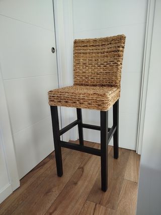 4 taburetes altos de mimbre y madera