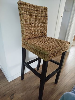 4 taburetes altos de mimbre y madera