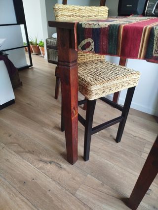 4 taburetes altos de mimbre y madera