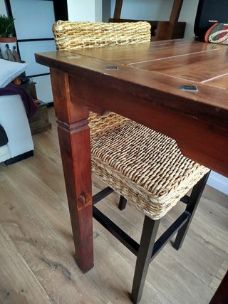 4 taburetes altos de mimbre y madera