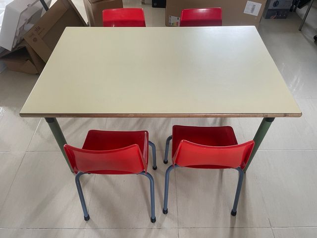 Mesa infantil + 4 sillas rojas