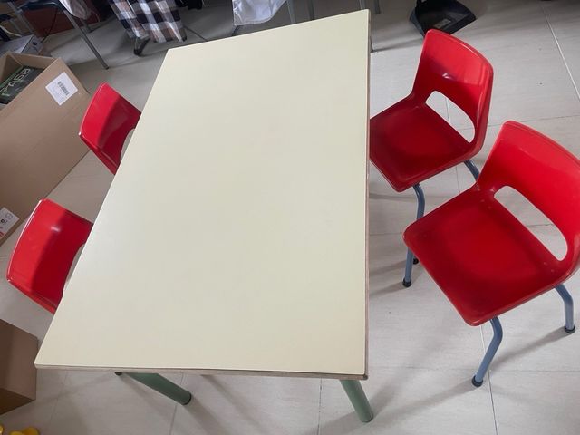 Mesa infantil + 4 sillas rojas