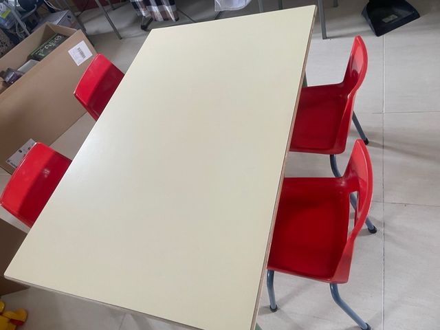 Mesa infantil + 4 sillas rojas