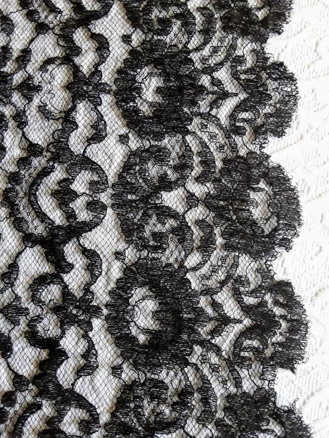 Mantilla Española de blonda negra.
