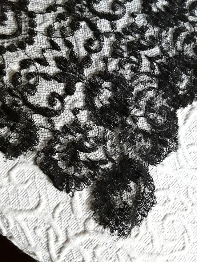 Mantilla Española de blonda negra.