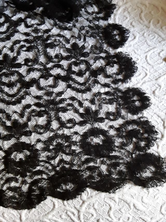 Mantilla Española de blonda negra.