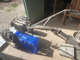 Motocultor antiguo con ruedas