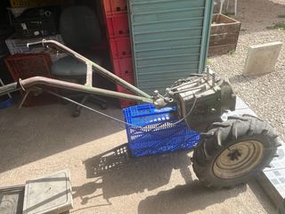 Motocultor antiguo con ruedas