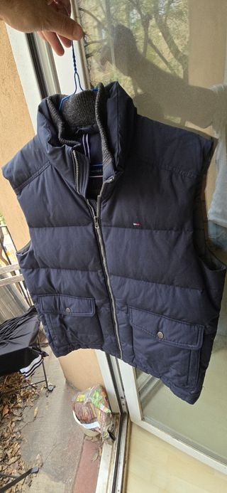 Chaleco acolchado Tommy Hilfiger azul marino.