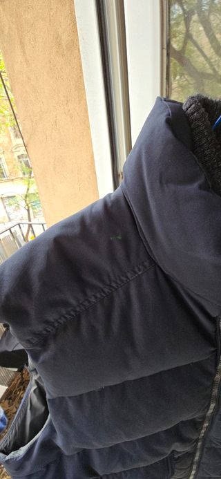 Chaleco acolchado Tommy Hilfiger azul marino.