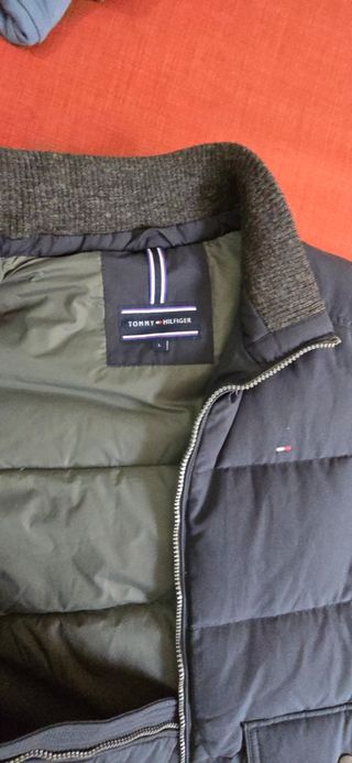 Chaleco acolchado Tommy Hilfiger azul marino.