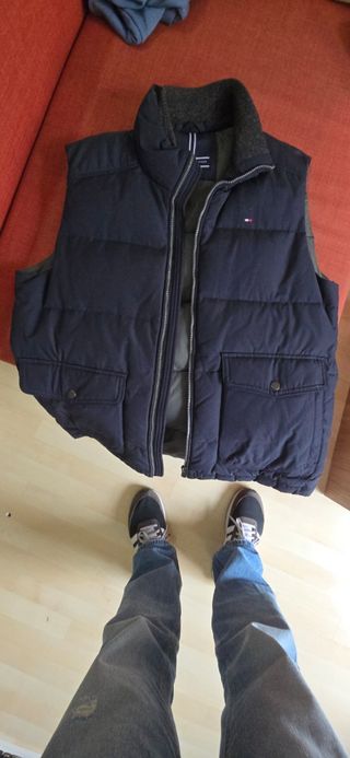 Chaleco acolchado Tommy Hilfiger azul marino.