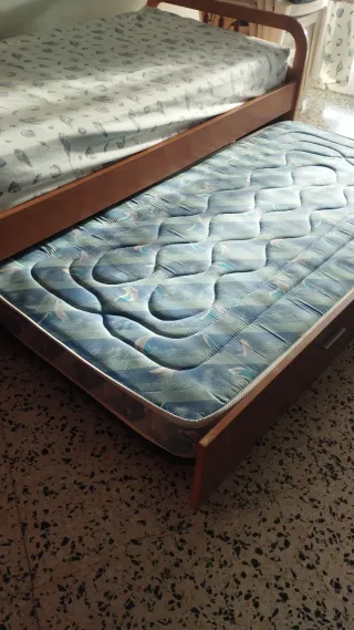 Cama juvenil, dos colchones y tres cojines