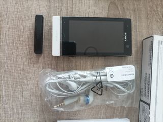 Sony Xperia U - cellulare nero e argento