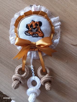 Medallón de Simba bordado con chupete
