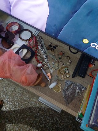 Ropa,zapatos, bisutería, libros