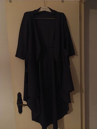 Chaqueta negra larga asimétrica