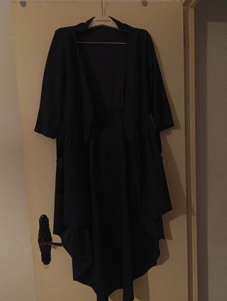 Chaqueta negra larga asimétrica