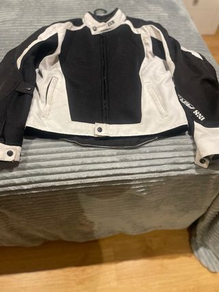 Cazadora moto RST negra y blanca