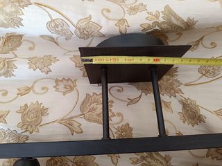 Lámpara de forja marrón y tulipas beig