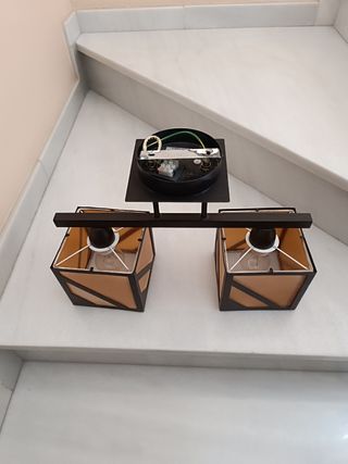 Lámpara de forja marrón y tulipas beig