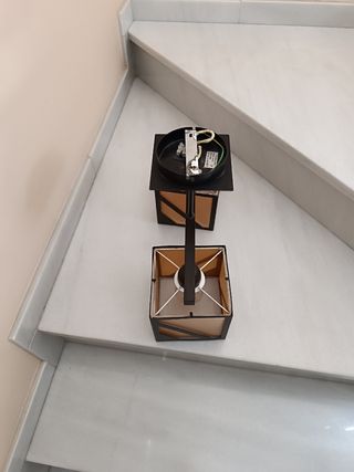 Lámpara de forja marrón y tulipas beig