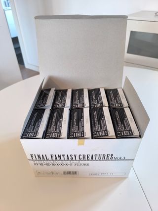 Caja distribución Final Fantasy Creatures vol 3